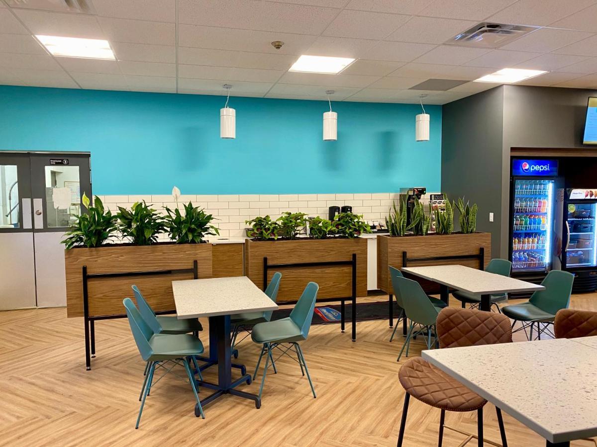 Howard Johnson By Wyndham Winnipeg West Exterior foto